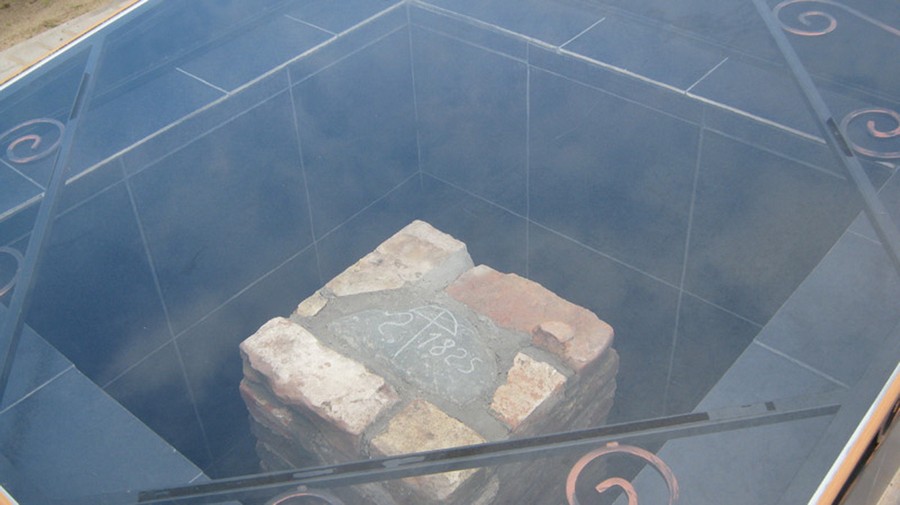 Цэнтр геадэзічнага пункта "Бездзеж" у Драгічынскім раёне Брэсцкай вобласці. Крыніца ілюстрацыі: https://heritage.gov.by/catalog/6-punkt-bezdzezh