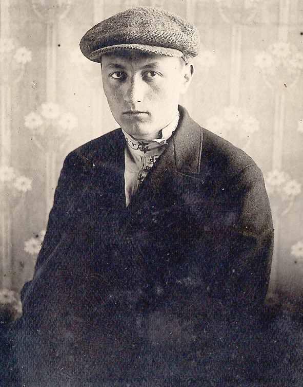 Дзмітрый Емяльянавіч Астапенка. Крыніца ілюстрацыі: https://be-tarask.wikipedia.org/wiki/Зьмітрок_Астапенка ці https://www.nslowa.by/2020/12/14/gistoryya-magilyoushchyny-tayamnichy-zmitrok-astapenka/