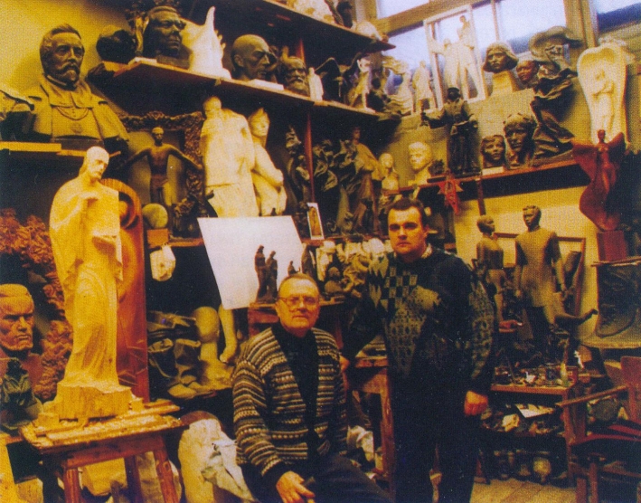 У майстэрні Л. і С. Гумілеўскіх. Крыніца ілюстрацыі: Сучасная беларуская скульптура : альбом-каталог твораў рэспубліканскай выстаўкі "Беларуская скульптура 1984-2004 гадоў". – Мінск : Культура и искусство, 2007. – С. 16.