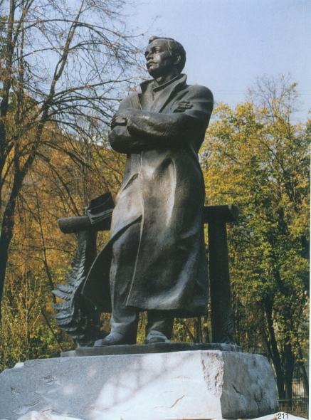 Л. і С. Гумілеўскія., арх. Ю. Грыгор'еў. Помнік Я. Купалу (2006). Крыніца ілюстрацыі: Сучасная беларуская скульптура : альбом-каталог твораў рэспубліканскай выстаўкі "Беларуская скульптура 1984–2004 гадоў". – Мінск : Культура и искусство, 2007. – С. 211.