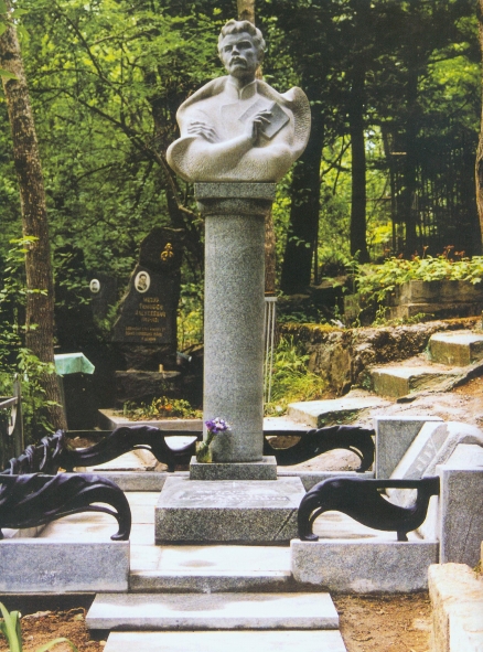 Л. і С. Гумілеўскія, арх. М. Жлоба. Надмагільны помнік М. Багдановічу ў Ялце (2003). Сучасная беларуская скульптура : альбом-каталог твораў рэспубліканскай выстаўкі "Беларуская скульптура 1984–2004 гадоў". – Мінск : Культура и искусство, 2007. – С. 224.