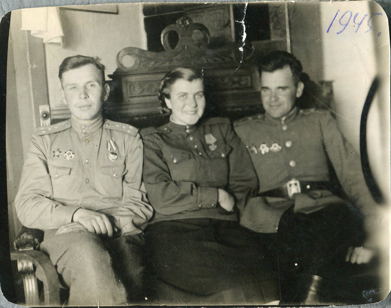 Галіна Мікалаеўна Кірыленка з баявымі сябрамі (1945). Крыніца ілюстрацыі: архіў сям’і Галуза-Кірыленка. 