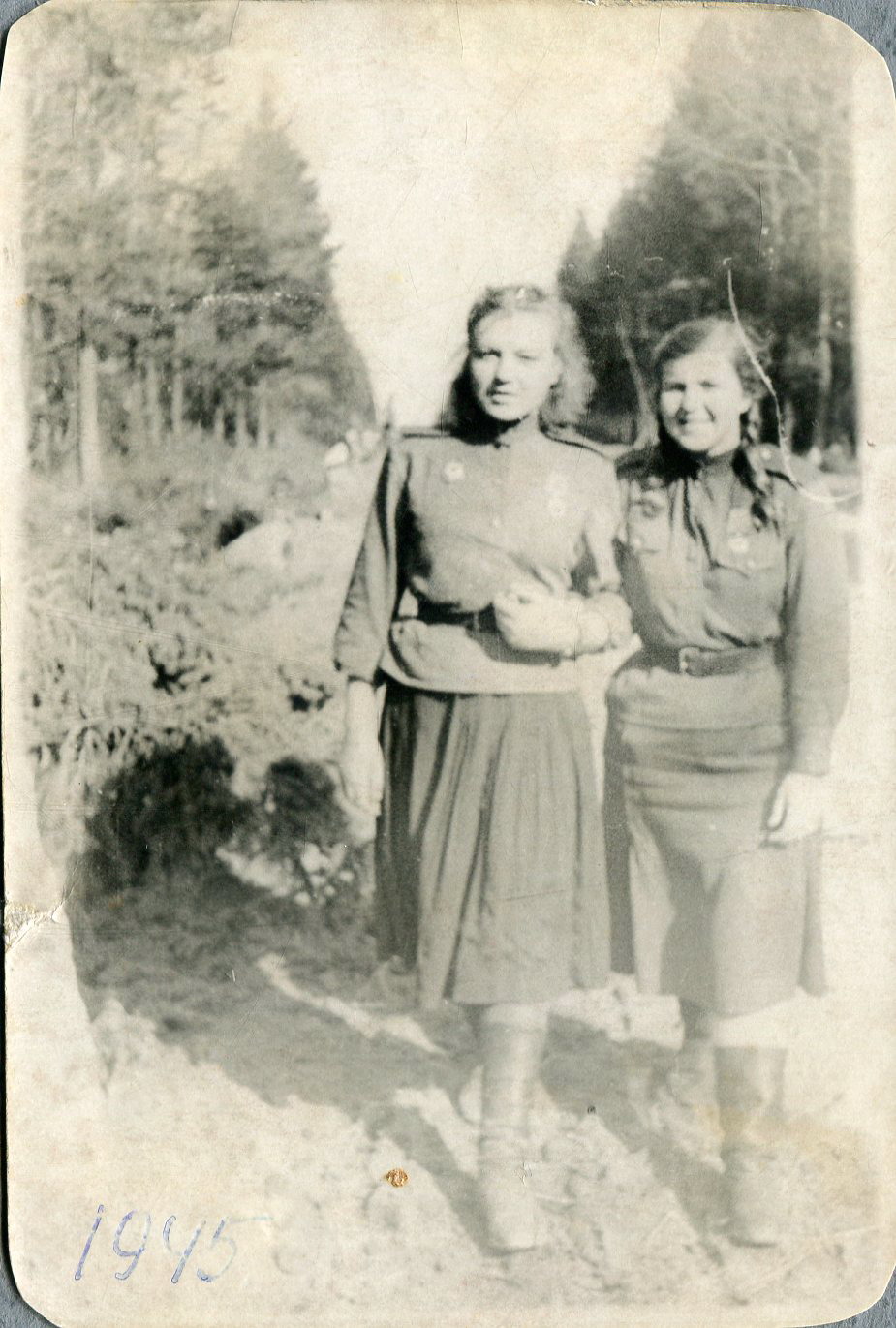 Галіна Мікалаеўна Кірыленка (справа) з сяброўкай (1945). Крыніца ілюстрацыі:  архіў сям’і Галуза-Кірыленка. 
