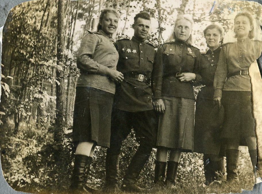 Галіна Мікалаеўна Кірыленка (другая справа) з баявымі сябрамі (1945). Крыніца ілюстрацыі:  архіў сям’і Галуза-Кірыленка. 