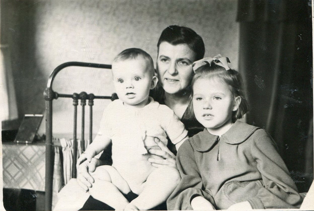 Галіна Мікалаеўна Кірыленка з сынам Мікалаем і дачкой Алінай (1957(?). Крыніца ілюстрацыі:  архіў сям’і Галуза-Кірыленка. 