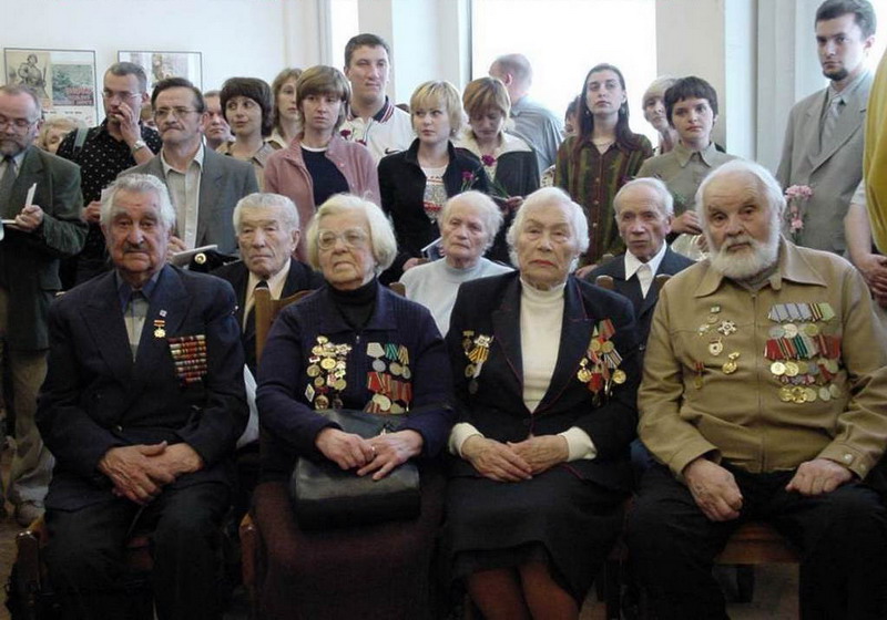 Ветэраны Вялікай Айчыннай вайны – былыя супрацоўнікі бібліятэкі (ніжні рад, справа налева): Ігар Валянцінавіч Жолудзеў, Раіса Пятроўна Сімакова, Галіна Мікалаеўна Кірыленка (2005). Крыніца ілюстрацыі: архіў сям'і Галуза-Кірыленка.