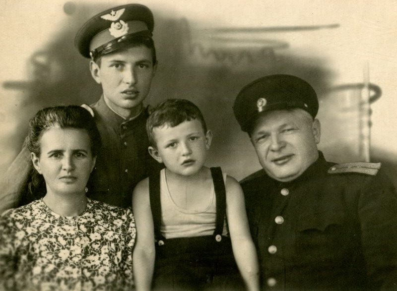 Сям'я Куравых (Мінск, 1949). Крыніца ілюстрацы: Віртуальны праект “Гісторыя бібліятэкі ў асобах” Нацыянальнай бібліятэкі Беларусі.