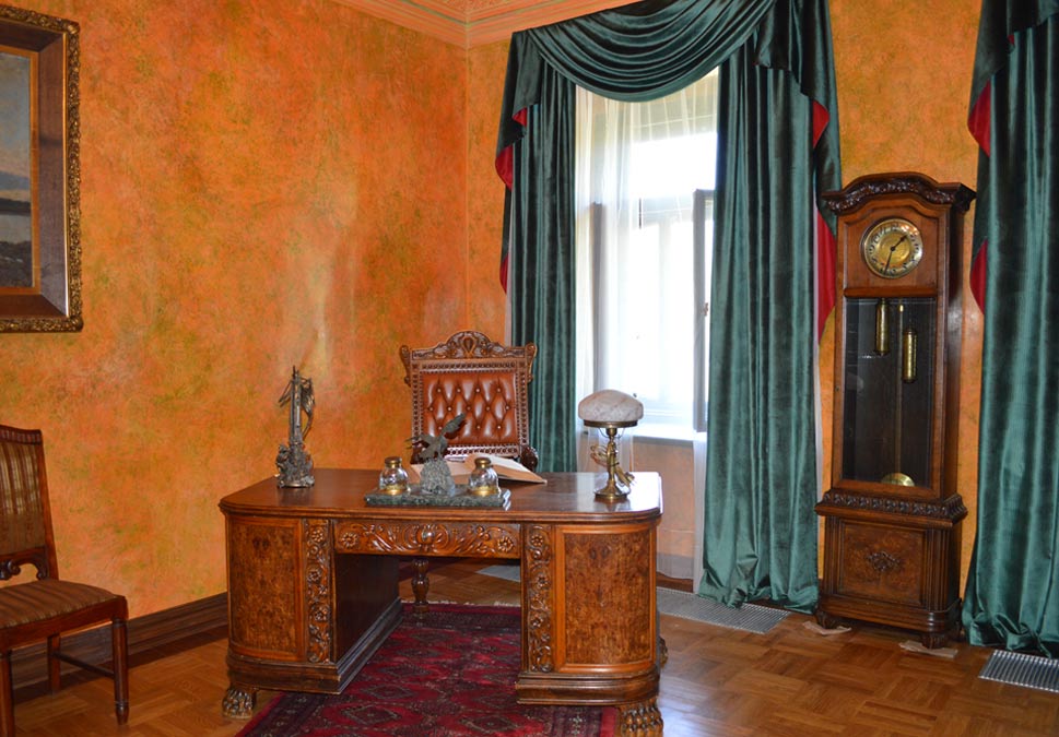 Лошыцкая сядзіба. Кабінет Яўстафія Любанскага. Крыніца ілюстрацыі: https://www.minskmuseum.by/muzej-loshitskaya-usadba