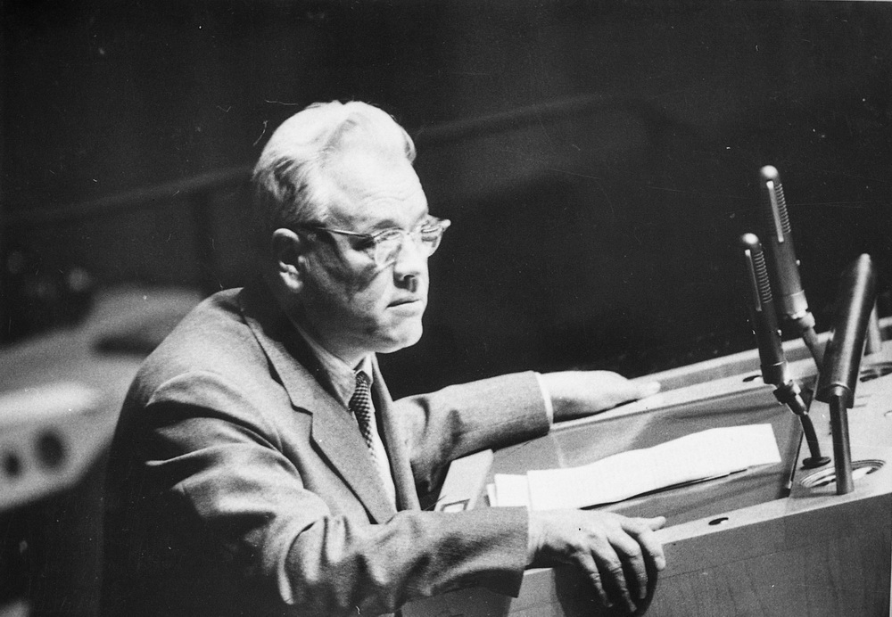 Выступленне старшыні дэлегацыі БССР К.В. Кісялёва у час агульнай дыскусіі на 12-й сесіі Генеральнай Асамблеі ААН (30 верасня 1957). Крыніца ілюстрацыі: Беларускі дзяржаўны архіў кінафотафонадакументаў.