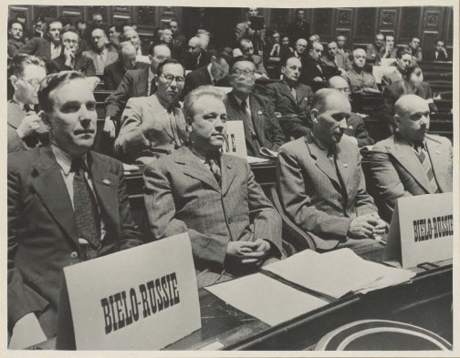 Парижская мирная конференция. На переднем плане делегация БССР во главе с Министром иностранных дел БССР К.В. Киселевым (1946). Источник иллюстрации: [БССР на сессии Генеральной Ассамблеи ООН] : [комплект фотографий]. – [Москва? : б. и., 195-?]. – 48 отдельных л.