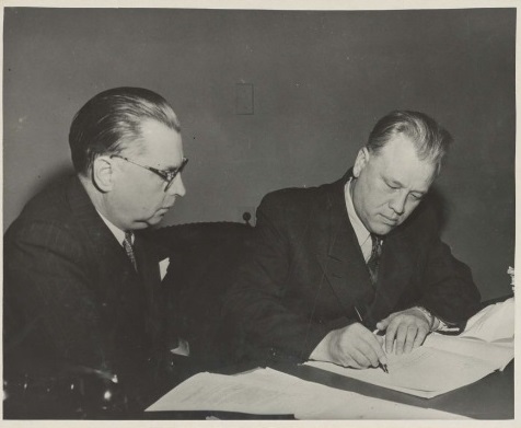 Министр иностранных дел БССР К.В. Киселев подписывает Конвенцию о предупреждении преступления геноцида и наказании за него (19 декабря 1949 г., Нью-Йорк). Источник иллюстрации: [БССР на сессии Генеральной Ассамблеи ООН] : [комплект фотографий]. – [Москва? : б. и., 195-?]. – 48 отдельных л.