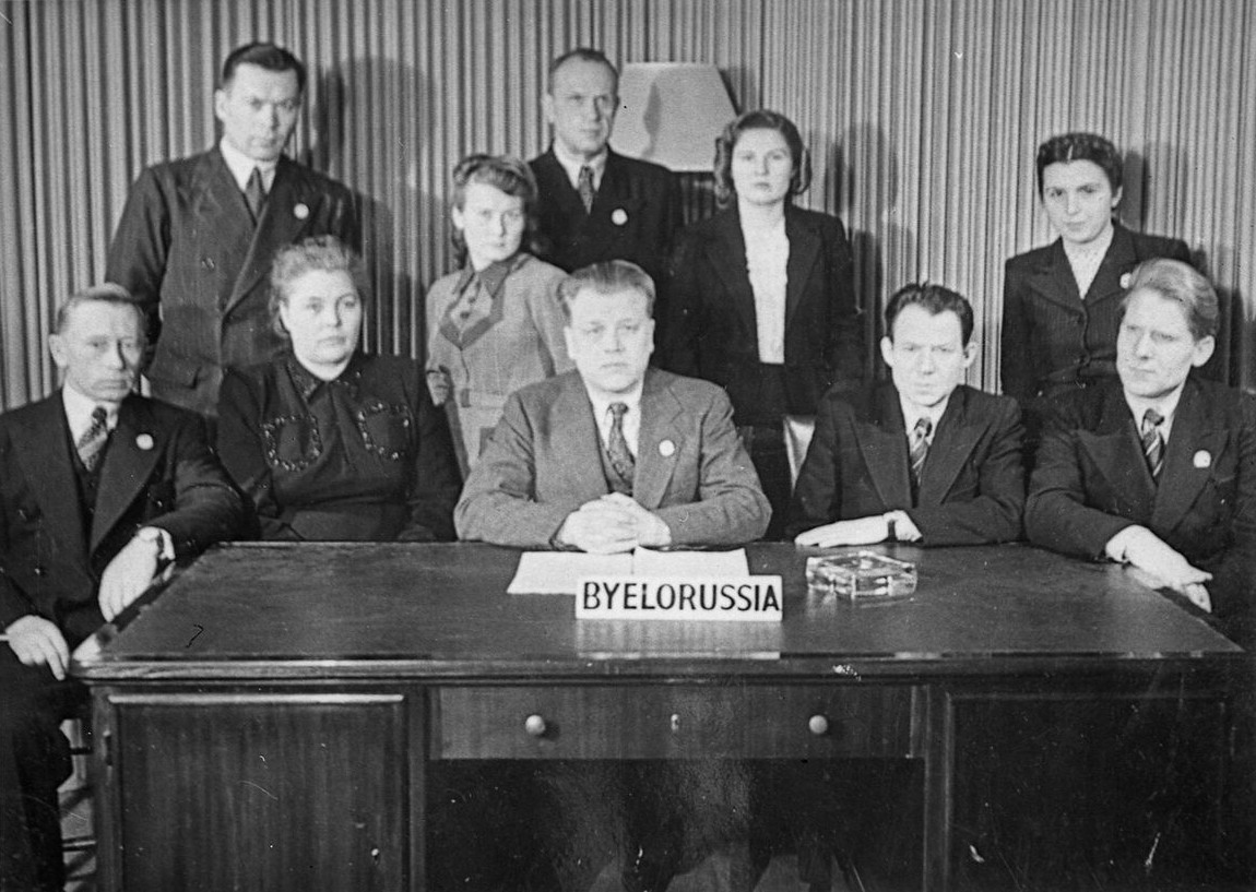 Дэлегацыя БССР на 1-й сесіі Генеральнай Асамблеі ААН. Старшыня дэлегацыі К.В. Кісялёў – сядзіць у цэнтры (студзень 1946 г., Лондан). Крыніца ілюстрацыі: Беларускія пісьменнікі ў Арганізацыі Аб'яднаных Нацый: выступленні, назіранні, уражанні / І. М. Аўласенка. – Мінск, 2021. – С. 261.