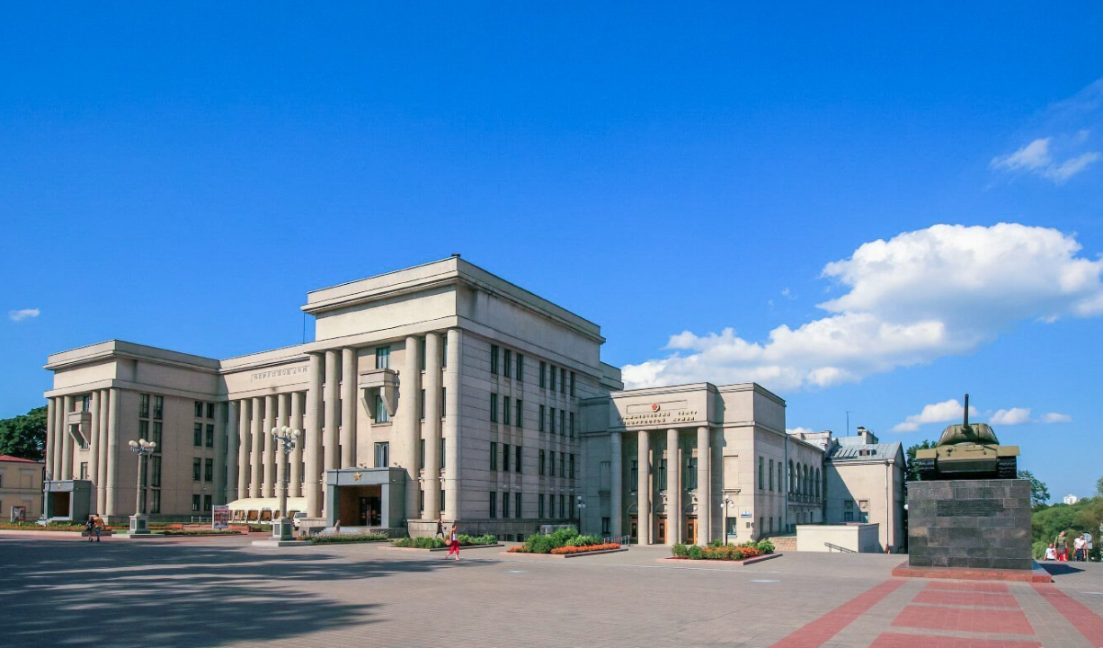 Цэнтральны Дом афіцэраў Узброеных Сіл Рэспублікі Беларусь. Крыніца ілюстрацыі: https://planetabelarus.by/sights/tsentralnyy-dom-ofitserov-v-minske/