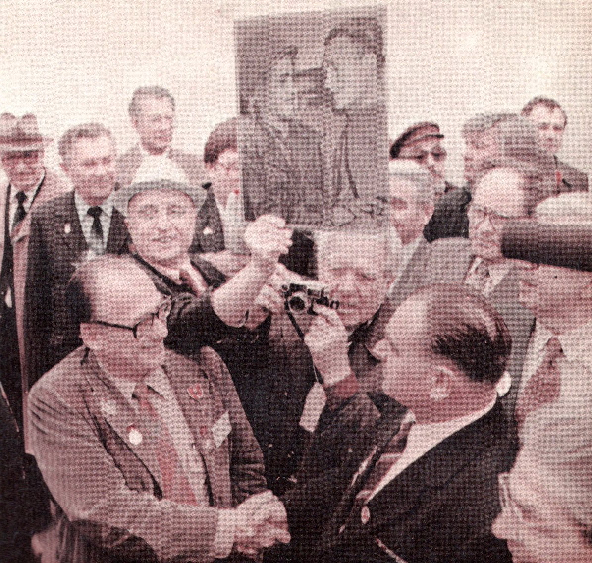 Александр Сильвашко (справа) и Уильям Робертсон (1985). Источник иллюстрации: Встреча на Эльбе : воспоминания советских и американских участников Второй мировой войны = Yanks meet Reds : the link-up of US and Soviet troops in Nazi Germany / [редакторы-составители: Семен Красильщик, Марк Скотт]. – Москва, 1988. – 4-я с. обложки.