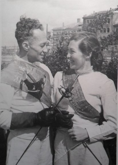 Константин Трофимович Булочко с женой Верой. Источник иллюстрации: https://lesgaft.spb.ru/ru/content/devyat-desyatiletiy-na-ostrie-klinka-yubiley-kafedry-fehtovaniya-im-kt-bulochko