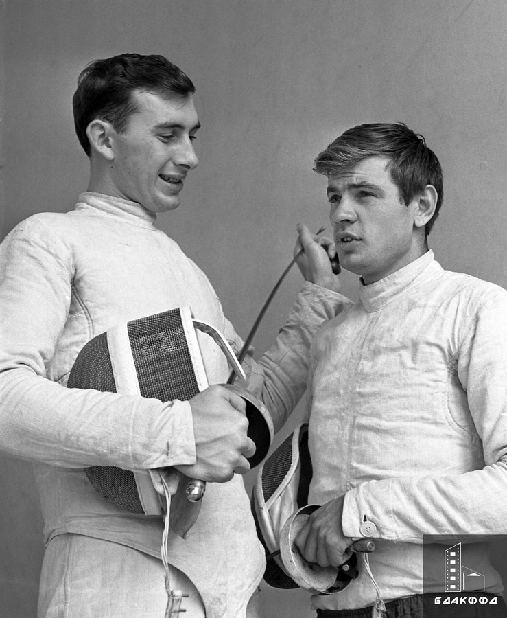 Майстры спорту СССР Аляксей Ніканчыкаў і Юрый Смалякоў у час спаборніцтваў (1964). Крыніца ілюстрацыі: https://mlyn.by/30072025/legenda-shpagi-85-let-so-dnya-rozhdeniya-fehtovalshhika-alekseya-nikanchikov/