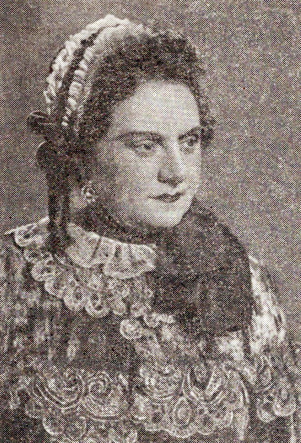 Народная артыстка БССР Р.В. Млодак у ролі Астахавай у оперы "Надзея Дурава" А. Багатырова. Крыніца ілюстрацыі: Майстры беларускай сцэны : [зборнік артыкулаў] / Беларускае тэатральнае аб'яднанне. – Мінск, 1960. – [Кн. 1 / склаў А. Есакоў ; пад рэдакцыяй А. Звонака, Я. Рамановіча, У. Стэльмаха]. – С. 164.