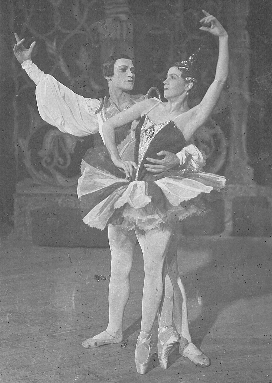 А. Нікалаева ў ролі Адыліі, С. Дрэчын у ролі Зігфрыда ў балеце "Лебядзінае возера" П. Чайкоўскага(1940-я гг.). Крыніца ілюстрацыі: https://bolshoibelarus.by/rus/galereya/5931-teatr-vo-vremya-vojny-portrety.html?showall=1&limitstart