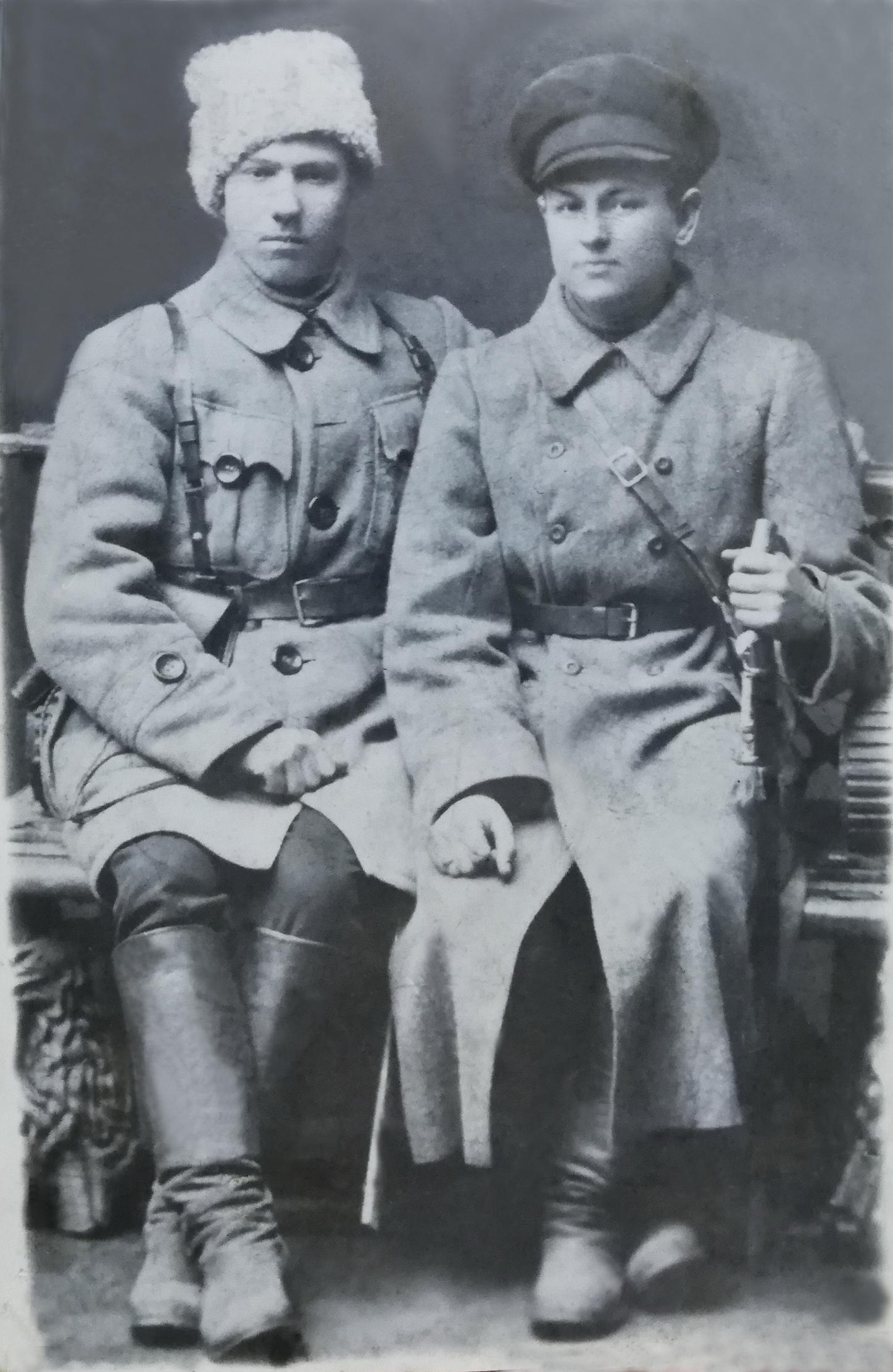 Камандзір батальёна У.М. Марцінкевіч (злева) у 1919 г. Крыніца ілюстрацыі: https://sch1.krupki-uost.by/%D0%BE-%D0%BD%D0%B0%D1%81/%D0%B5%D0%B3%D0%BE-%D0%B8%D0%BC%D1%8F-%D0%BD%D0%BE%D1%81%D0%B8%D1%82-%D1%88%D0%BA%D0%BE%D0%BB%D0%B0