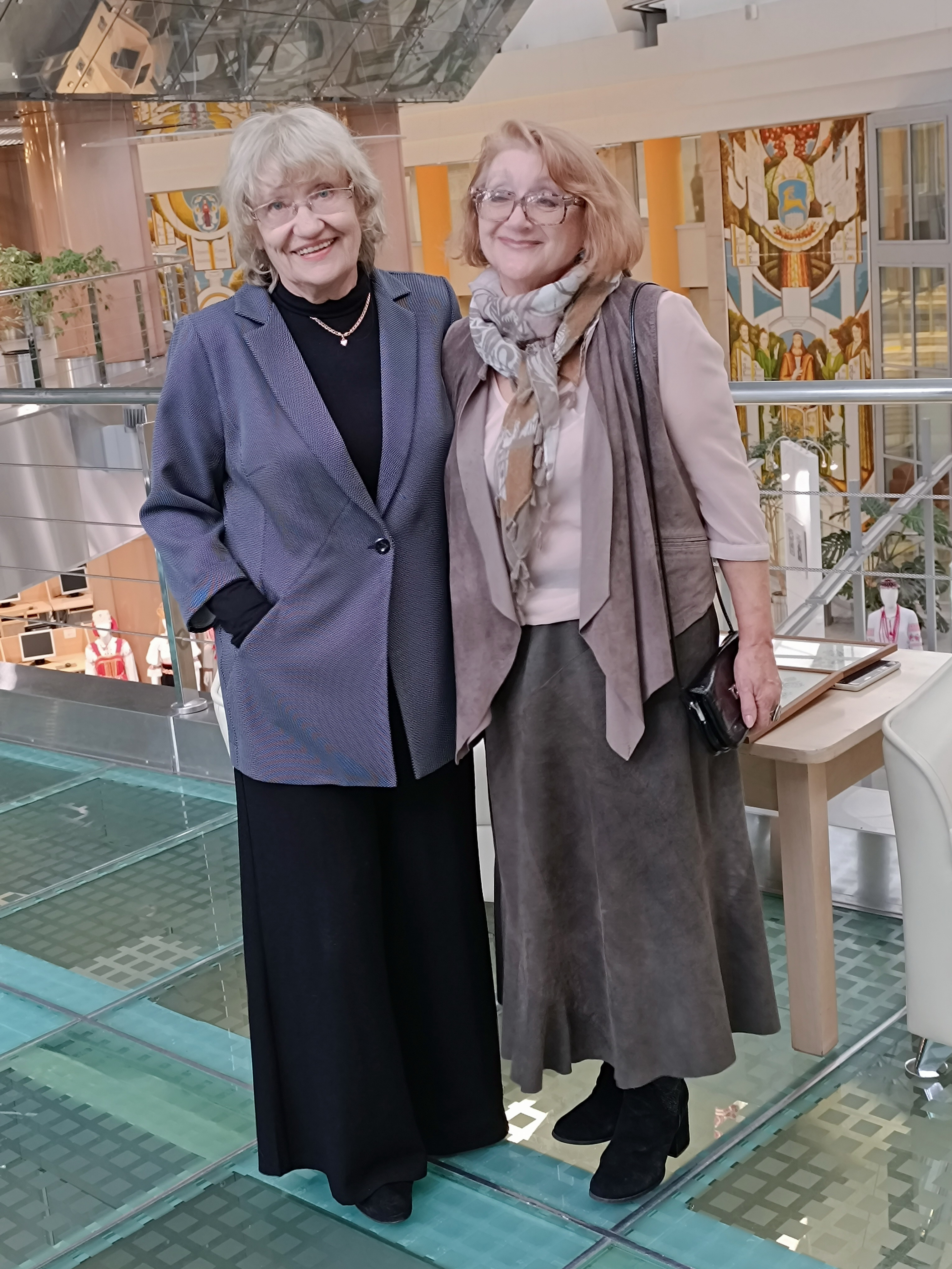 Людміла Васільеўна Гарбачова (справа) і Вольга Анатольеўна Сабалеўская (2023). Крыніца ілюстрацыі: Архіў НДА бібліяграфіі Нацыянальнай бібліятэкі Беларусі.