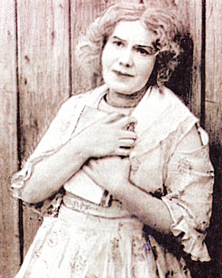 М. Бялінская ў ролі Насці. Крыніца ілюстрацыі: Тэатральная Беларусь : энцыклапедыя : у 2 т. / пад агульнай рэдакцыяй А. В. Сабалеўскага. – Мінск, 2002. – Т. 1. – С. 192.