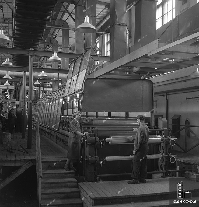 У цэху па вырабе цэлафану Магілёўскага завода штучнага валакна, 1957 г. Крыніца ілюстрацыі: https://letopis.by/events/50-e-gody-hh-veka-v-kinohronikah-fotografiyah-fonogrammah1950-1959-gg/