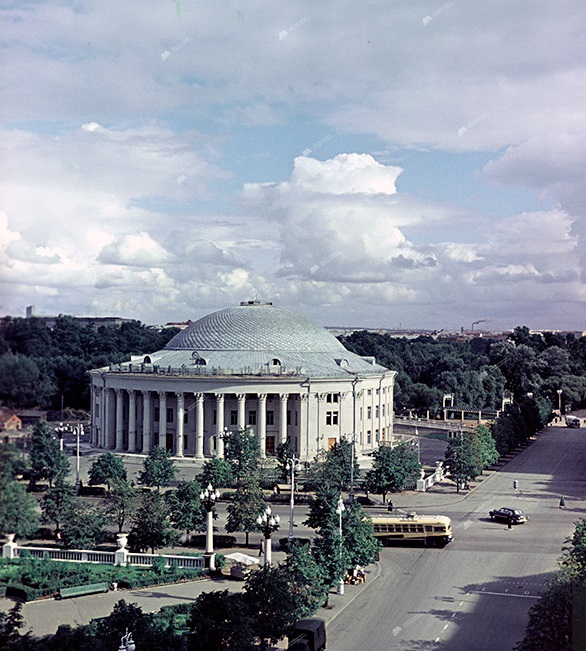 Агульны выгляд будынка Мінскага дзяржаўнага цырка БССР, 1959. Крыніца ілюстрацыі: https://letopis.by/events/50-e-gody-hh-veka-v-kinohronikah-fotografiyah-fonogrammah1950-1959-gg/