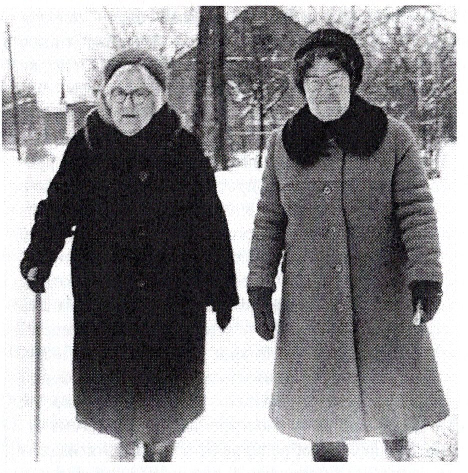 Ніна Мікалаеўна Юдзеніч (справа) і Лідзія Саулаўна Мухарынская (1980-я гг.). Крыніца ілюстрацыі: Весці Беларускай дзяржаўнай акадэміі музыкі. – 2012. – № 20. – С. 52.