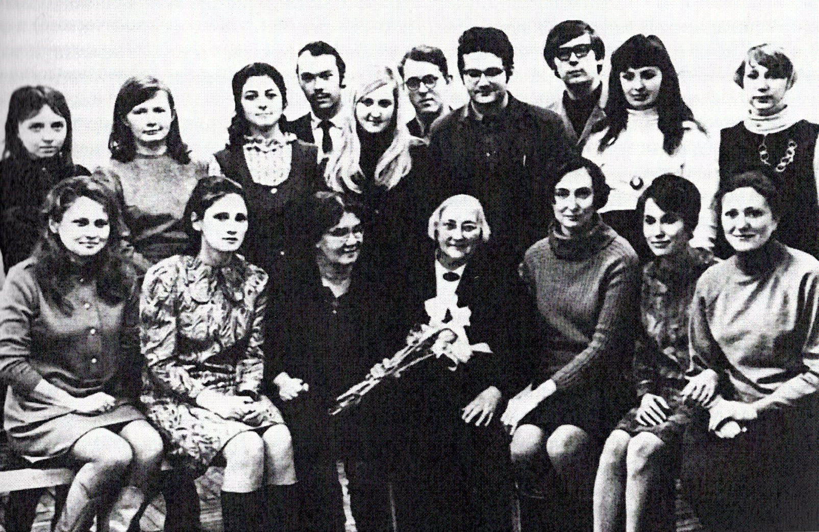 Лідзія Саулаўна Мухарынская і Ніна Мікалаеўна Юдзеніч (сядзяць у цэнтры) са студэнтамі Беларускай дзяржаўнай кансерваторыі (пачатак 1970-х гг.). Крыніца ілюстрацыі: Весці Беларускай дзяржаўнай акадэміі музыкі. – 2012. – № 20. – С. 51.