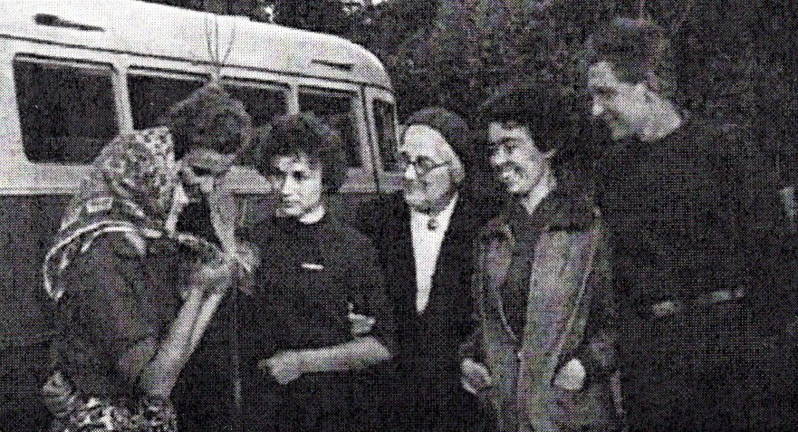 Лідзія Саулаўна Мухарынская са студэнтамі ў час фальклорнай экспедыцыі. Крыніца ілюстрацыі: Весці Беларускай дзяржаўнай акадэміі музыкі. – 2012. – № 20. – С. 50.