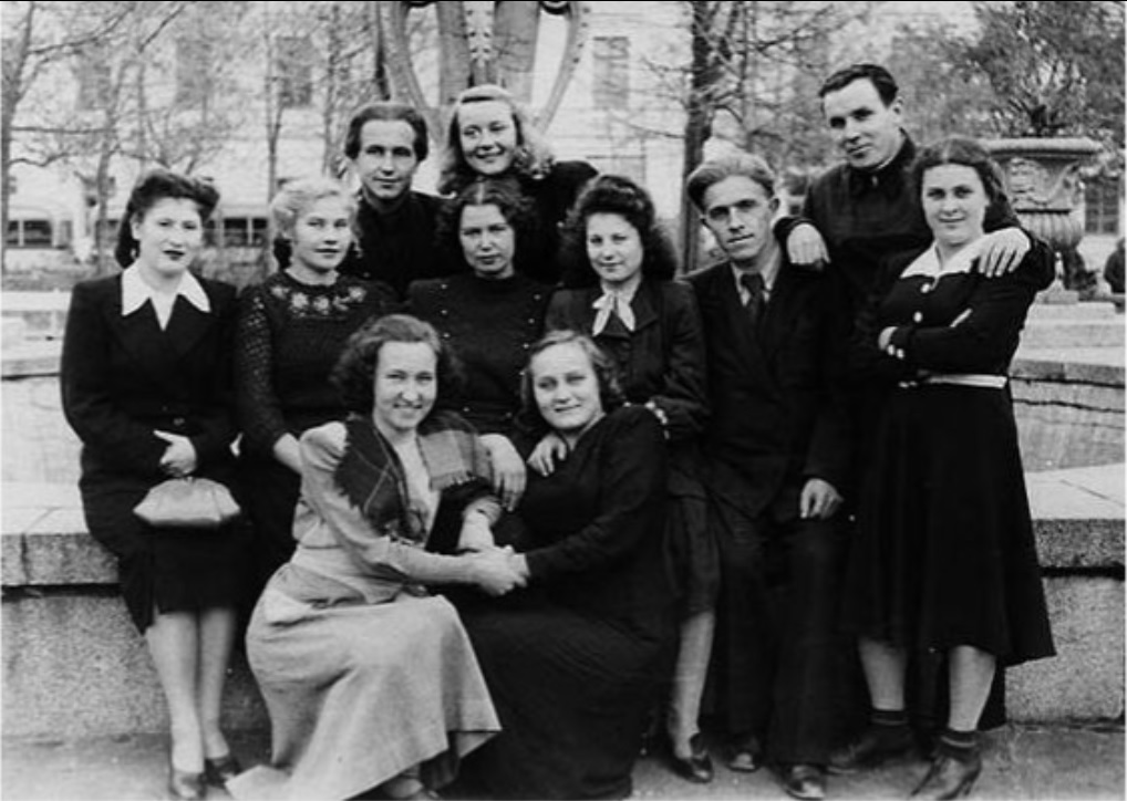 Ганна Паўлаўна Зелянкова (стаіць у цэнтры) са студэнтамі (мінск, 1950). Крыніца ілюстрацыі: Весці Беларускай дзяржаўнай акадэміі музыкі. – 2012. – № 20. – С. 120.