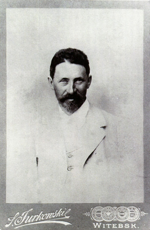 І. Я. Рэпін, каля 1895 г., фота С. Юркоўскага. https://vlib.by/index.php/by/2019-07-16-08-23-06/virtualnye-proekty/141-projects/sigizmund-yurkovskij/3158-portrety-sigizmunda-yurkovskogo