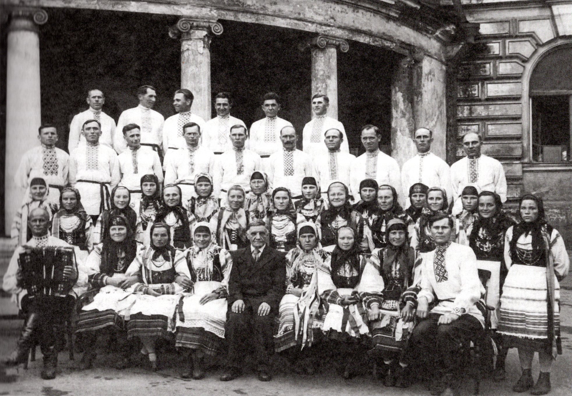 Хор вёскі Вялікае Падлессе (кіраўнік Г.І. Цітовіч сядзіць першы справа) (Масква, 5 верасня 1945). Крыніца ілюстрацыі: Весці Беларускай дзяржаўнай акадэміі музыкі. – 2023. – № 43. – С. 21.