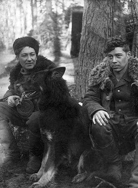 Мікалай Гуціеў (справа), Мікалай Абрыньба (злева), Лепельская партызанская зона 1943 г. Крыніца ілюстрацыі: https://library.by/portalus/modules/warcraft/special/remember.ru/partiz/obryn%27ba/obrynba_r.htm