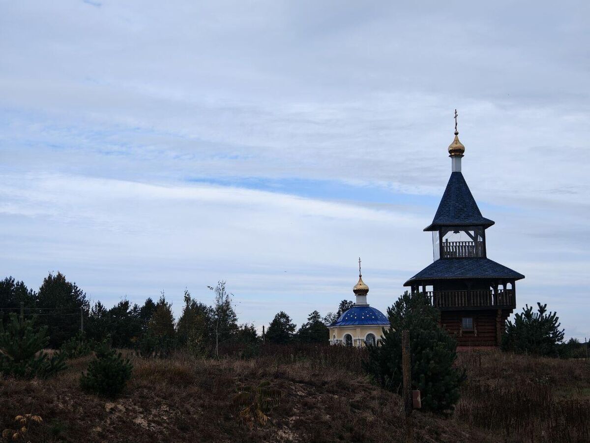 Капліцы Лаўрышаўскага манастыра. Крыніца ілюстрацыі: https://sputnik.by/20251105/mesto-gde-yavlyaetsya-svyatoy-zagadki-i-legendy-lavrishevskogo-monastyrya-1101339510.html