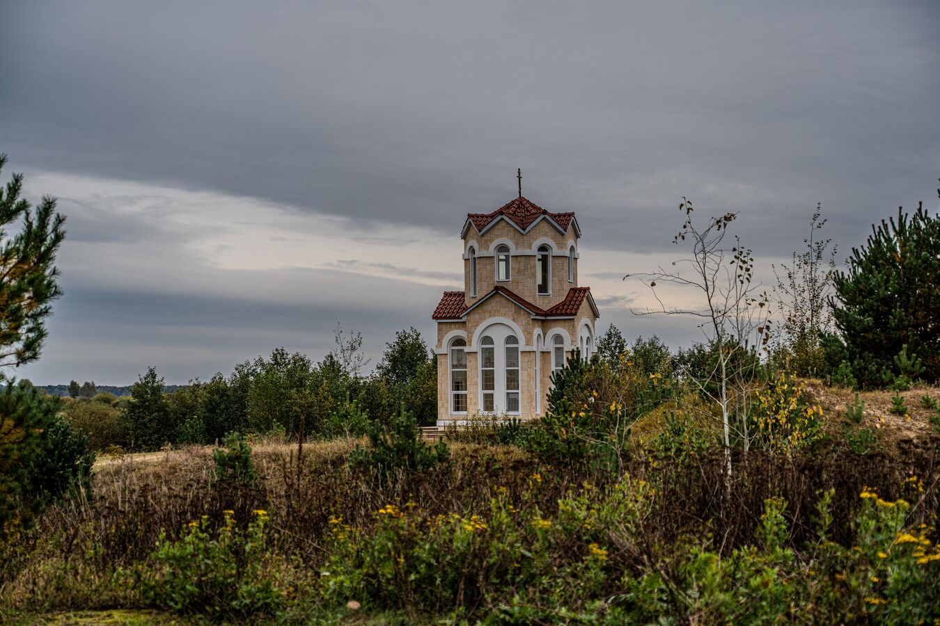 Адна з капліц Лаўрышаўскага манастыра. Крыніца ілюстрацыі: https://sputnik.by/20251105/mesto-gde-yavlyaetsya-svyatoy-zagadki-i-legendy-lavrishevskogo-monastyrya-1101339510.html