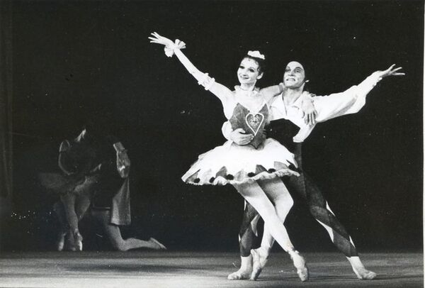 Вольга Лапо ў ролі Каламбіны і Віктар Саркісьян у ролі Арлекіна ў балеце "Арлекінада" Р. Дрыга. Крыніца ілюстрацыі: Весці Беларускай дзяржаўнай акадэміі музыкі. – 2021. – № 38. – С. 112.