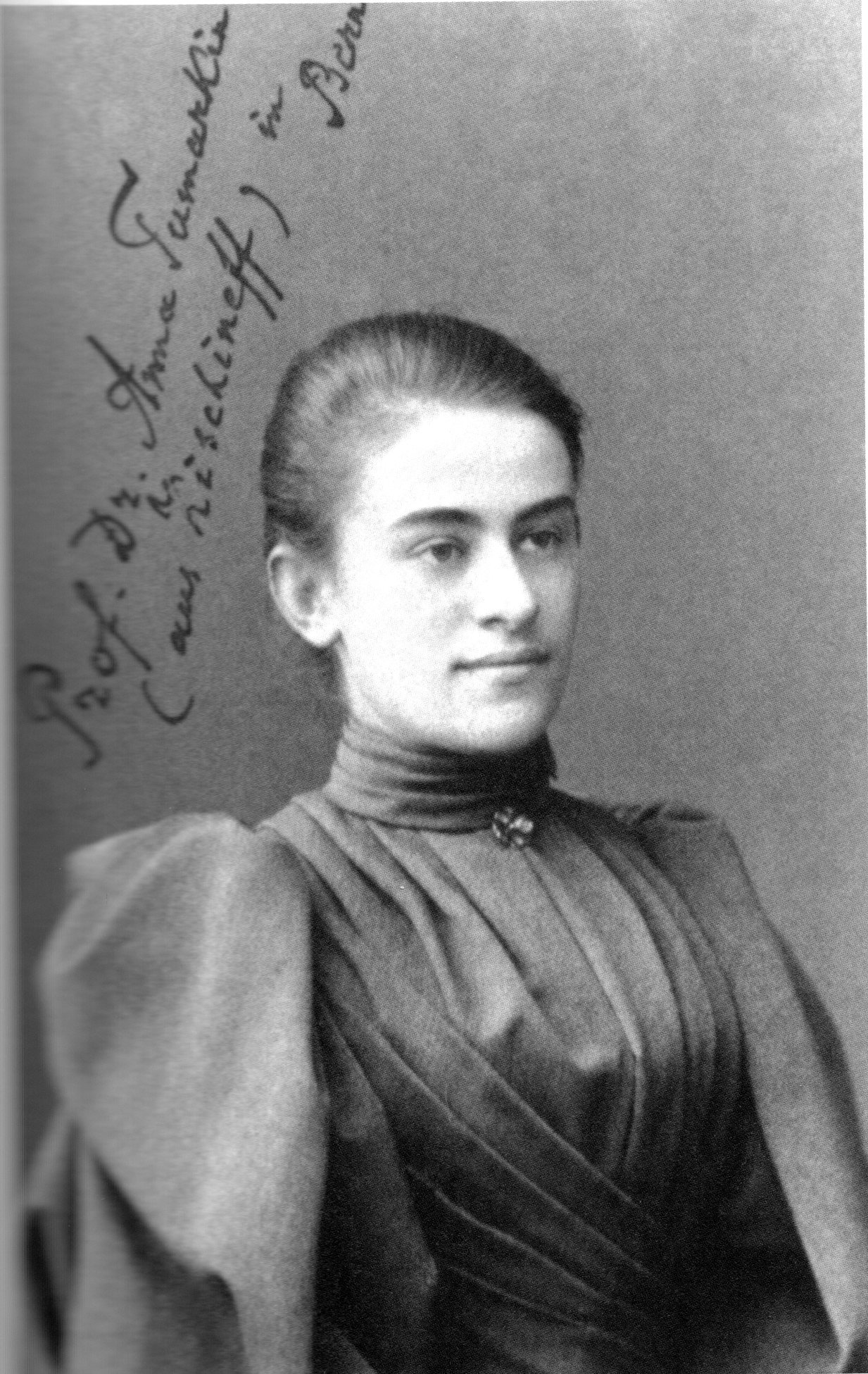 Ганна Паўлаўна Тумаркіна (1895 г.). Крыніца ілюстрацыі: Anna Tumarkin (1875‒1951) : das schicksalhafte Leben der ersten Professorin / Franziska Rogger. ‒ Bern, 2025. ‒ C. 47.