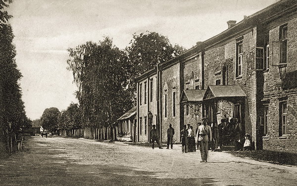 Дрисса (Верхнедвинск). Здание Воинского присутствия и казначейство. Начало ХХ в. Источник иллюстрации: Путешествие во времени / Владимир Лиходедов, Алесь Карлюкевич. – Минск, 2013. – С. 53.. 