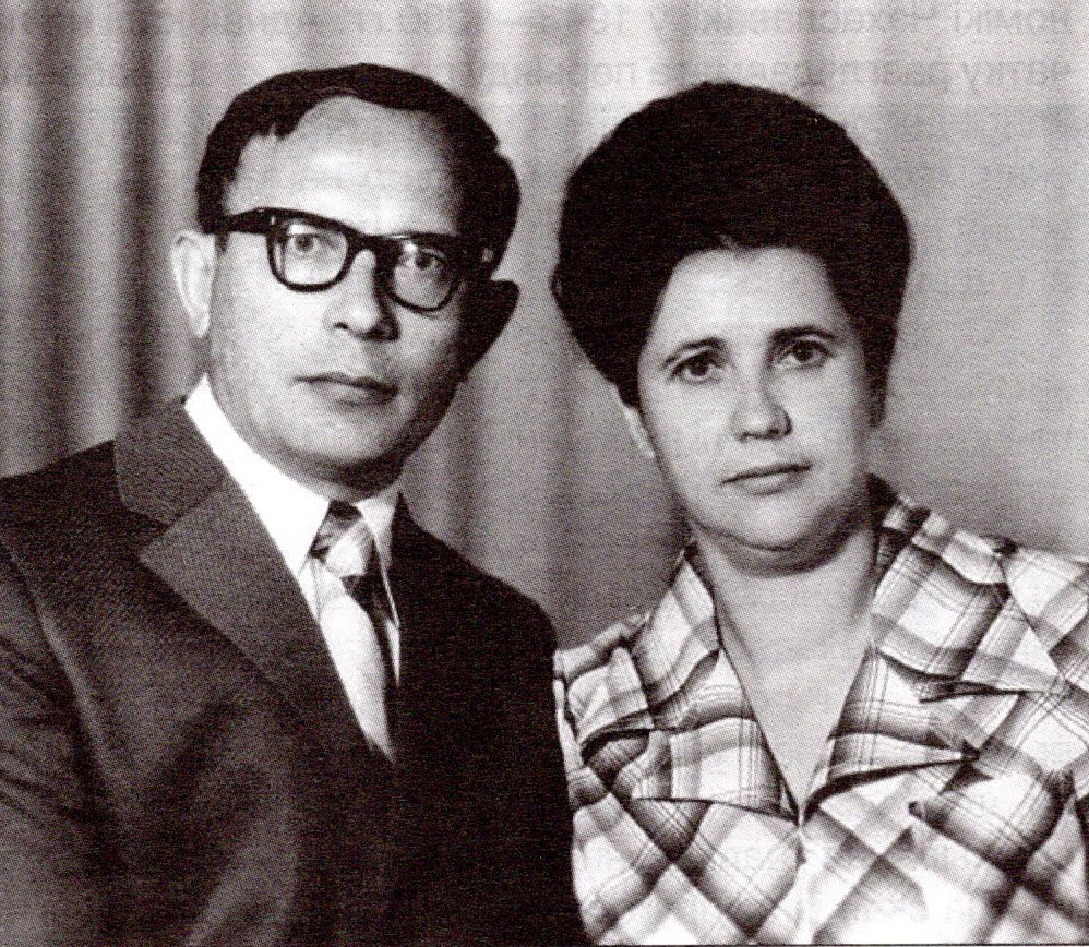 Міхаіл Восіпавіч Біч з жонкай Інай Аляксандраўнай (1977). Крыніца ілюстрацыі: Беларускі гістарычны часопіс. – 2022. – № 6. – С. 38.