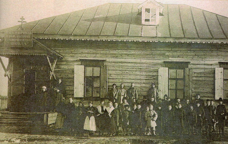 Школа ў Васілевічах. 1912 г. Фотаздымак І. Сербава. Крыніца ілюстрацыі: Василевичи : история местечка, которое так и не стало городом / Валентина Сергеева. – Гомель, 2020. – С. 137.