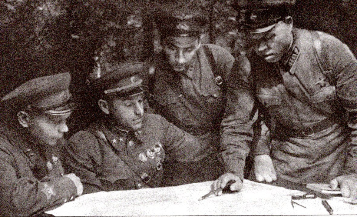 Дивизионный комиссар Д.А. Лестьев, генерал-майор К.К. Рокоссовский, батальоннный комиссар Гуревич и полковник М.С. Малинин (август 1941 г.). Источник иллюстрации: Солдатский долг / К. К. Рокоссовский. – Москва, 2020. – С. [391].