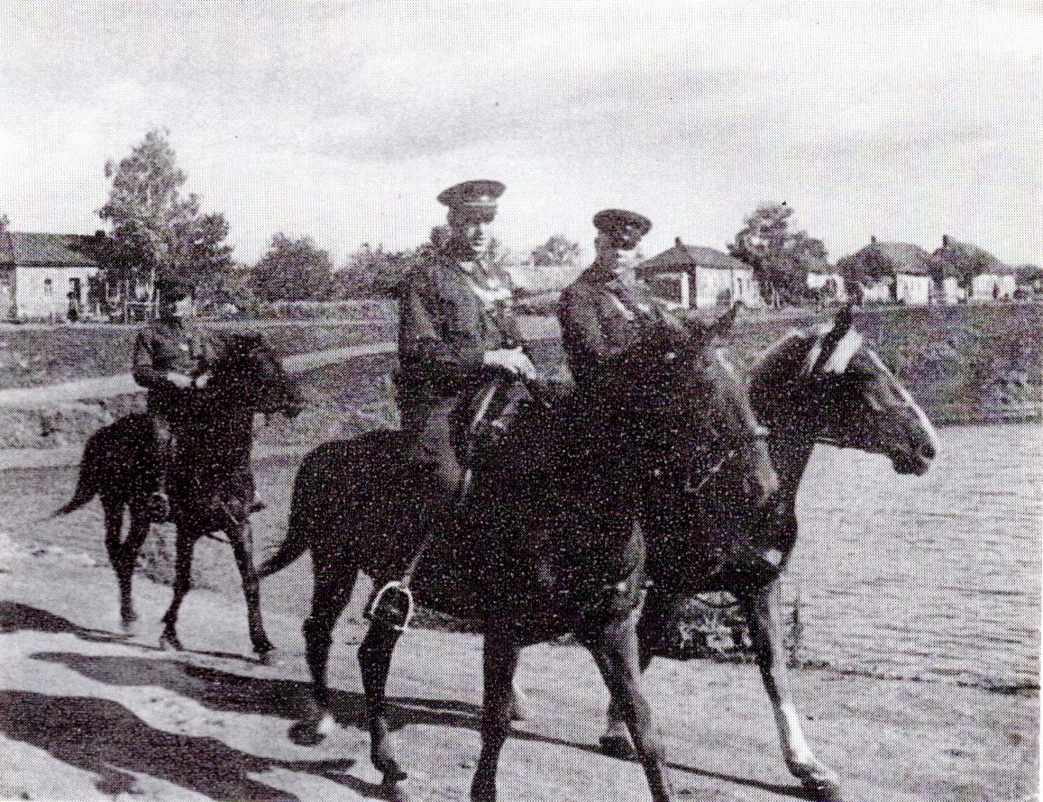 Константин Константинович Рокоссовский и Михаил Сергеевич Малинин (1942). Источник иллюстрации: Солдатский долг / К. К. Рокоссовский ; [редакционный совет: А. Я. Сухарев (председатель) и др. ; вступительная статья А. Басова, с. 7–23]. – Москва, 1997. – Вклейка между с. 64–65. 