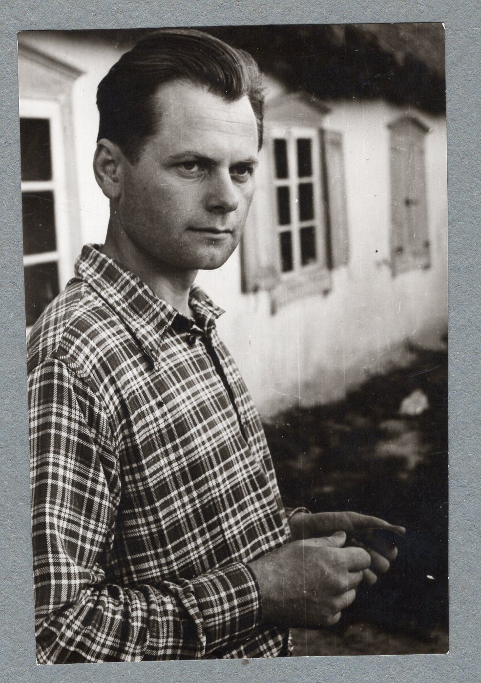 Васіль Саўчанка каля бацькоўскай хаты (1960-я гг.). Крыніца ілюстрацыі: Сямейны архіў.