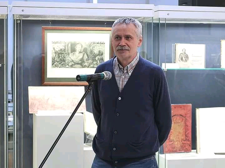 Віктар Саўчанка ў Музеі кнігі Нацыянальнай бібліятэкі Беларусі. Крыніца ілюстрацыі: Асабісты архіў мастака.