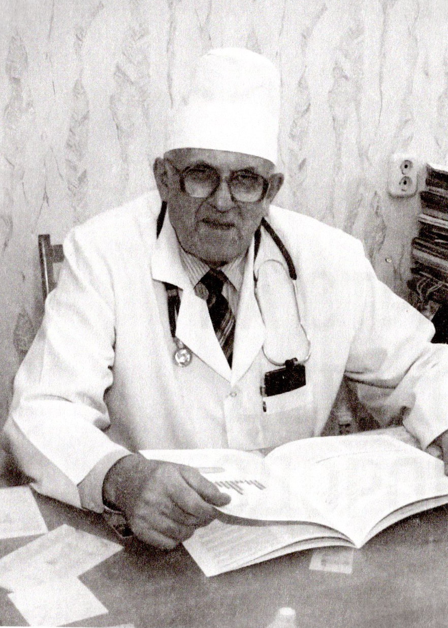 Анатолий Архипович Астапов. Источник иллюстрации: 60 лет на страже детского здоровья : (организация и опыт лечения инфекций в Республике Беларусь) / А. А. Астапов. – Минск, 2025. – Фронтиспис. 