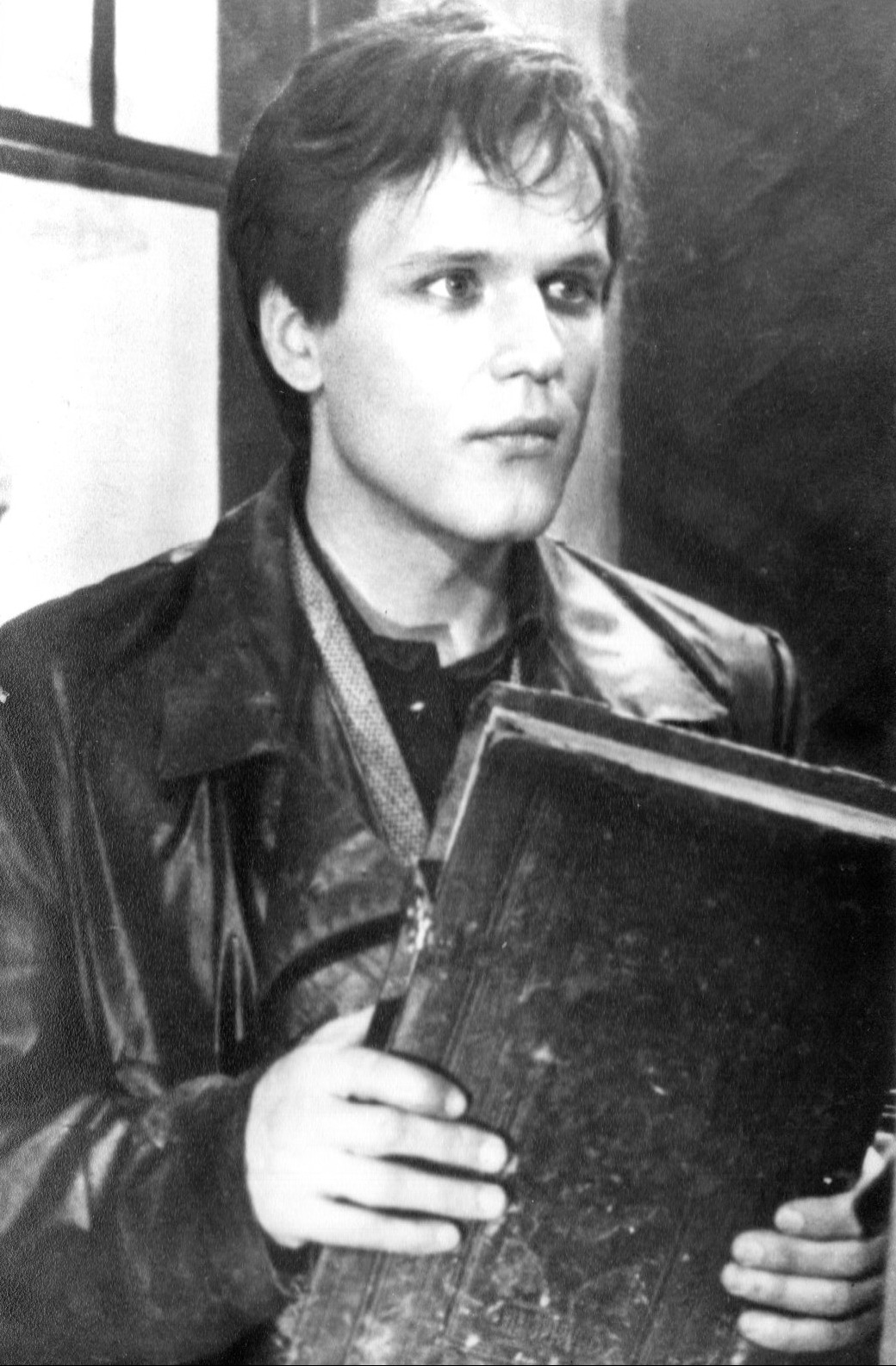Николай Еременко в роли Трубачевского в кинофильме "Исполнение желаний" (1974). Источник иллюстрации: Николай Еременко : [комплект открыток / авторы текста] С. А. Герасимов, Т. Ф. Макарова ; Союз кинематографистов СССР. – Москва, 1983.
