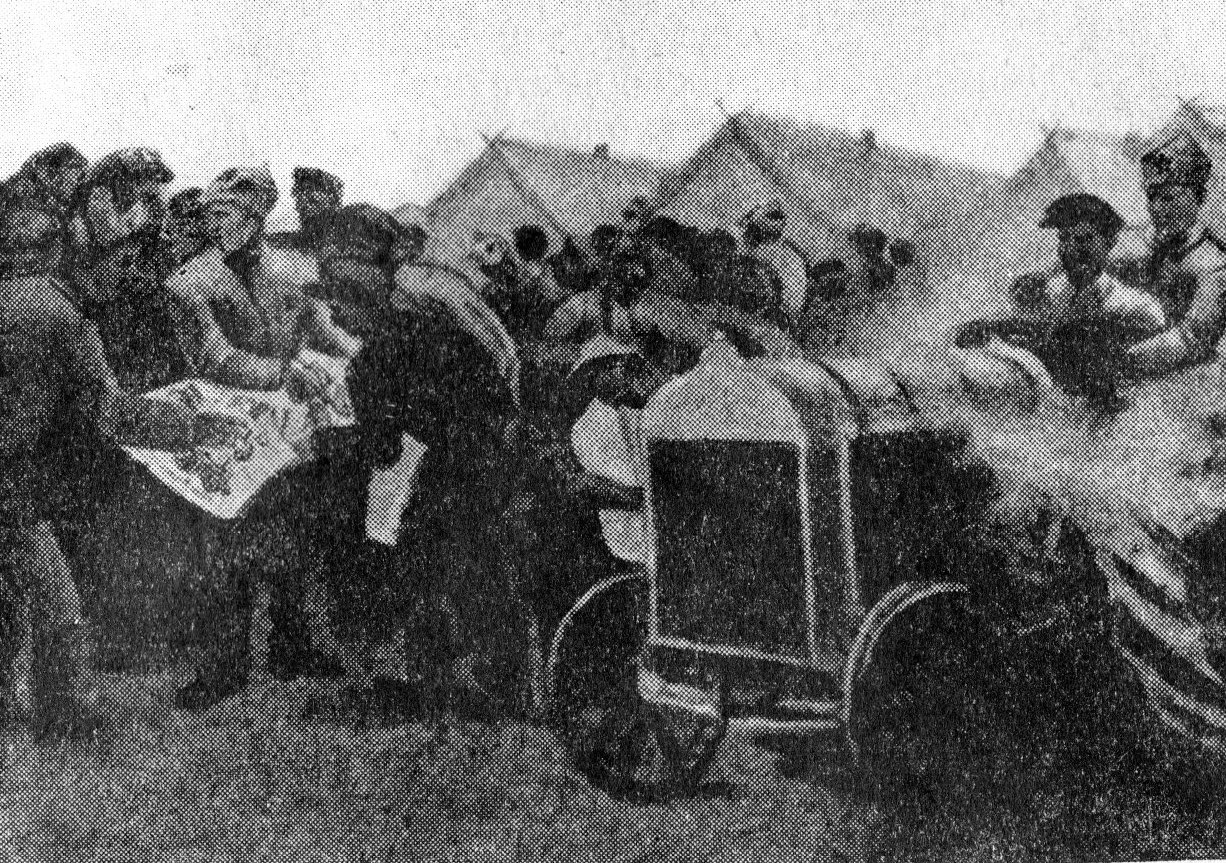 Чырвонаармейцы ў вёсцы (1931). Крыніца ілюстрацыі: Міхась Філіповіч / В. Шматаў ; [рэдактар А. С. Яскевіч ; Акадэмія навук Беларускай ССР, Інстытут мастацтвазнаўства, этнаграфіі і фальклору]. – Мінск, 1971. – С. 83.