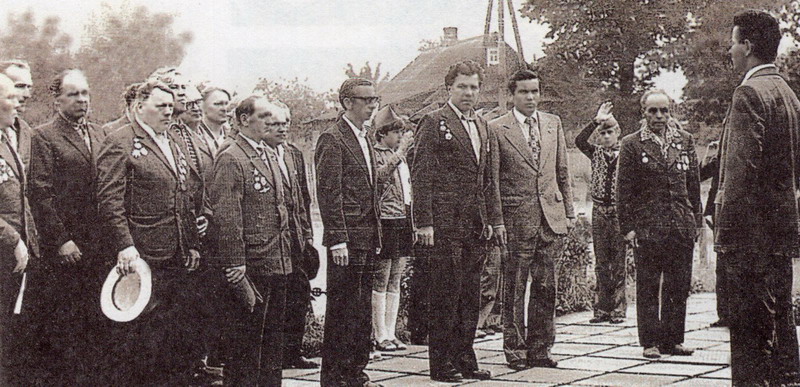 Сустрэча з кубанскімі казакамі ля брацкай магілы савецкіх воінаў. Крыніца ілюстрацыі: Гарадзея : [зборнік / укладальнікі: А. С. Бруй, Л. П. Качаноўскі, С. П. Самуэль. – Мінск, 2005. – С. 139.