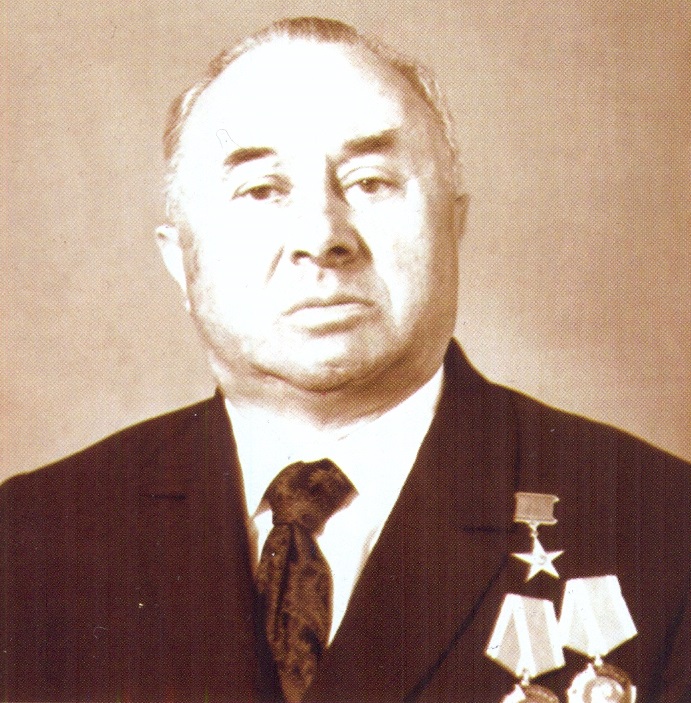 Шапашнік Барыс Львовіч. Крыніца ілюстрацыі: Путь в шесть десятилетий = The road six decades long : 60-летию Минского автозавода и 60-летию выпуска первых МАЗов посвящается : [фотоальбом]. – Минск, 2005. – С. 30.